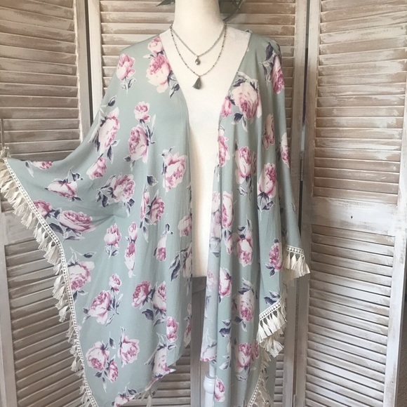 Tops - ✴️LAST ONE✴️ CURVY 1X/2X MINT FLORAL KIMONO WITH CROCHET TRIM